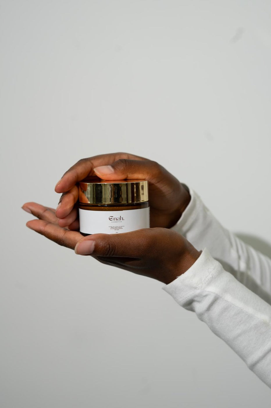 Crème Enah dans les mains